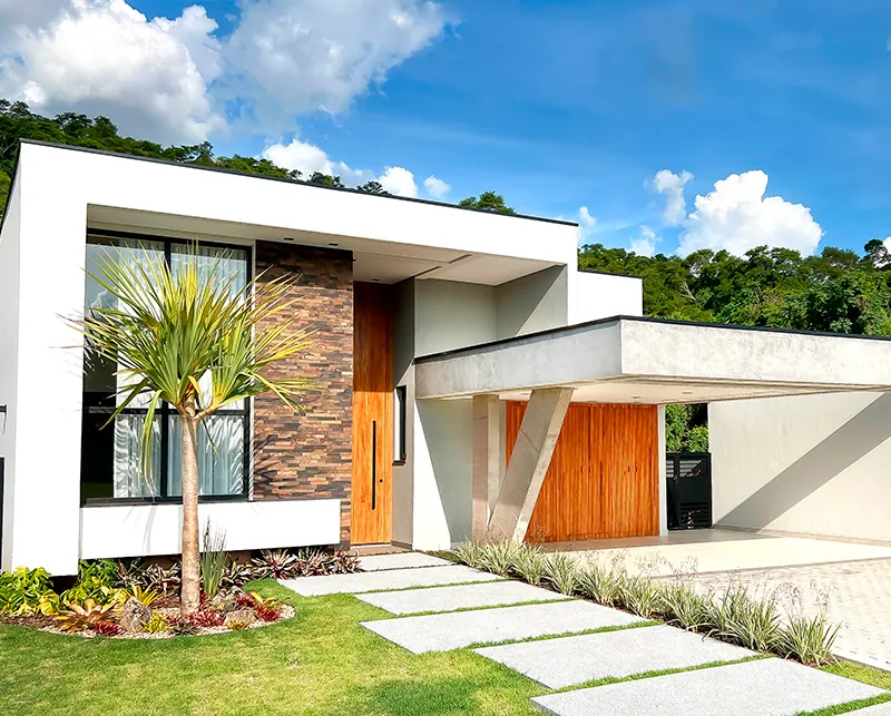 Imagem de projeto de residência térrea com jardim e porta de madeira